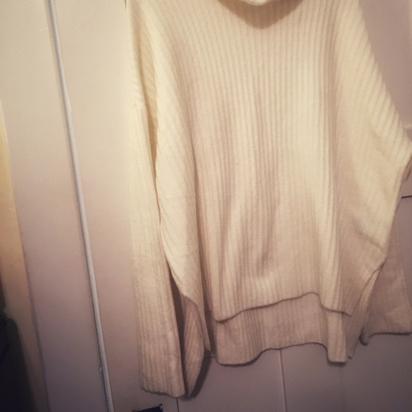 H&M White OversizedTurtleneck Sweater (NWOT) - Picture 2 of 4